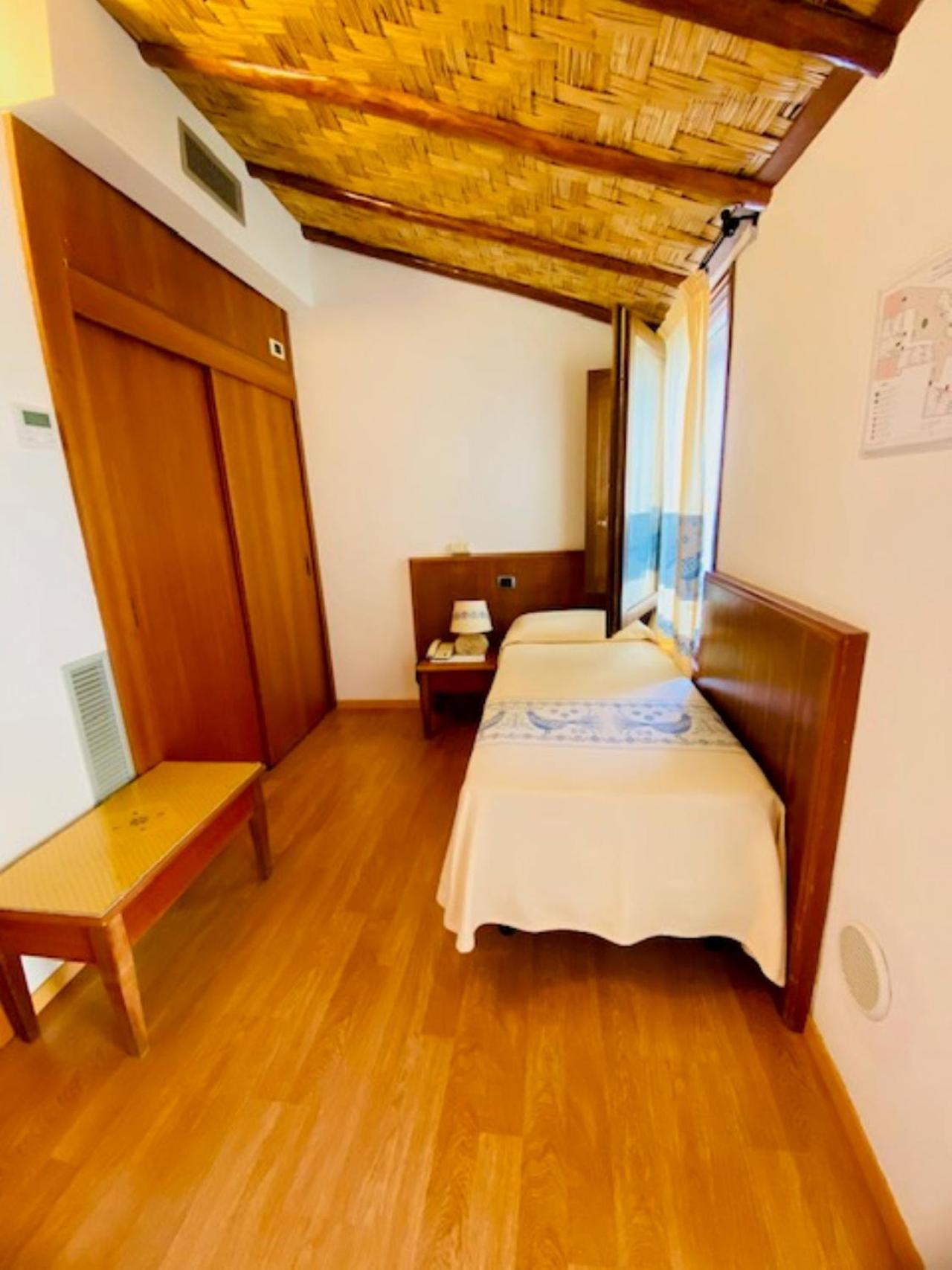 Hotel Villa Canu Кабрас Экстерьер фото