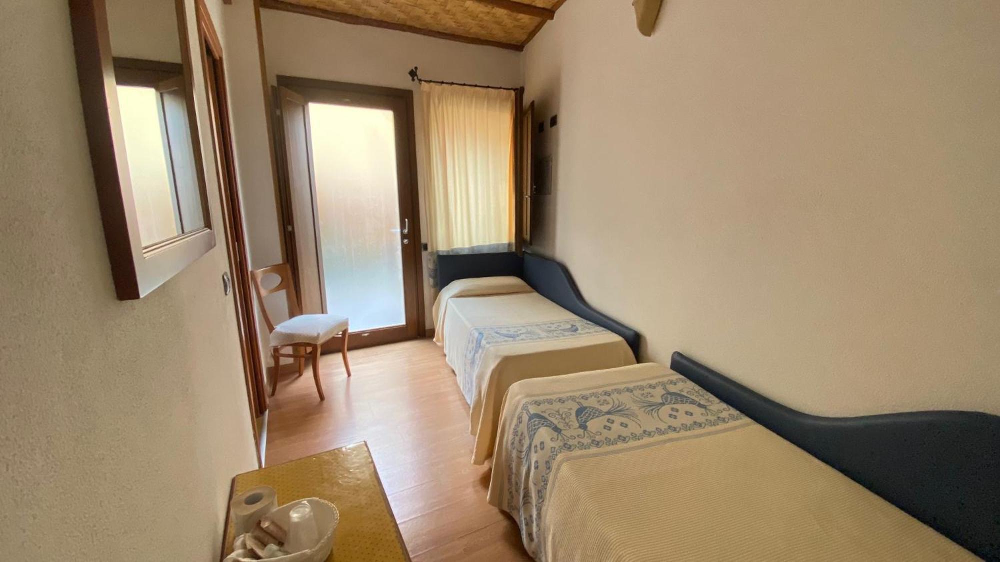 Hotel Villa Canu Кабрас Экстерьер фото